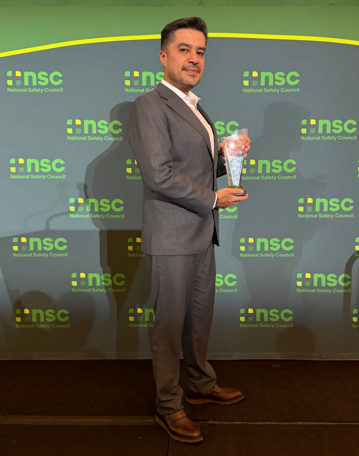 Entrega del reconocimiento Instructor of the Year – DDC International